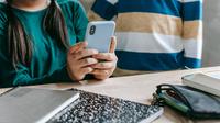 Ilustrasi anak sedang menggunakan smartphone (sumber foto: pexels.com/Katerina Holmes)