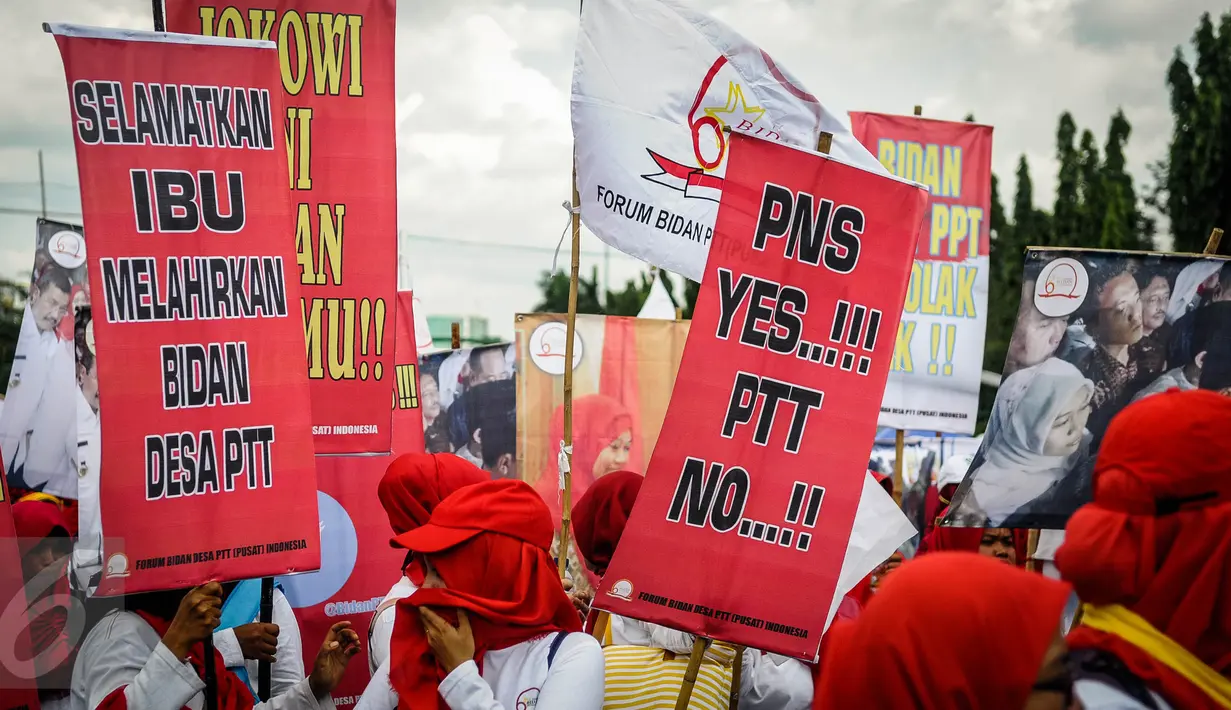 Massa membawa berbagai atribut saat berunjuk rasa di depan Istana Negara, Selasa (20/9). Forum Bidan Desa Pegawai Tidak Tetap (PTT) Indonesia menuntut pemerintah segera mengumumkan seleksi pengangkatan bidan PTT menjadi PNS. (Liputan6.com/Faizal Fanani)