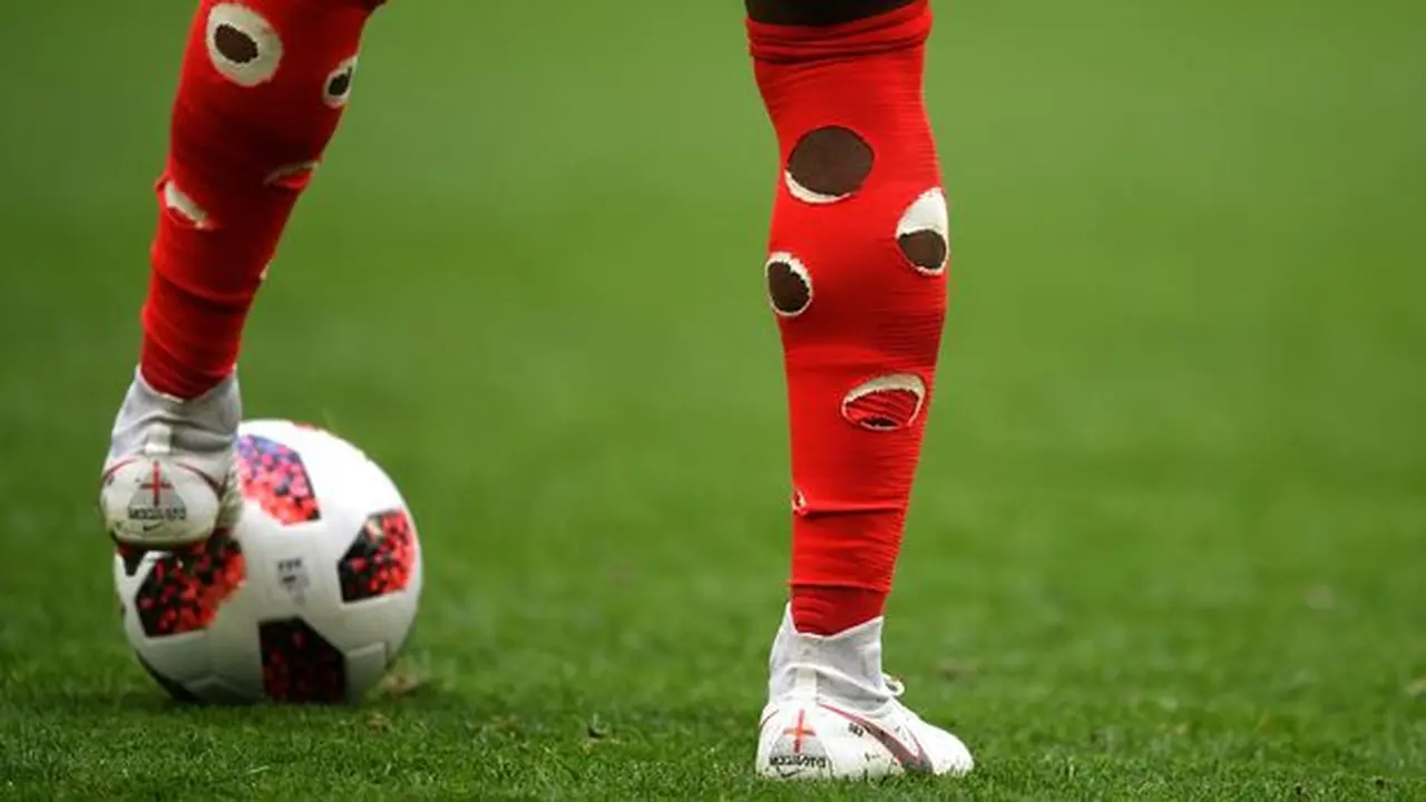 Lubang pada kaus kaki pemain sepak bola