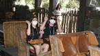 Para tamu menikmati wahana permainan pada hari pembukaan pemegang tiket musiman dan tahunan Universal Studios di Los Angeles, California, Kamis (15/4/2021). Universal Studios Hollywood akan dibuka kembali pada 16 April setelah lebih dari setahun tutup karena Pandemi covid-19. (LISA O'CONNOR/AFP)