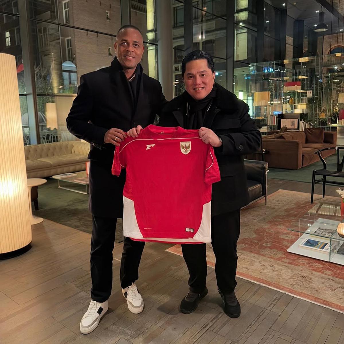 Senyum Semringah Pelatih Kluivert Dibawakan Oleh-oleh Erick Thohir