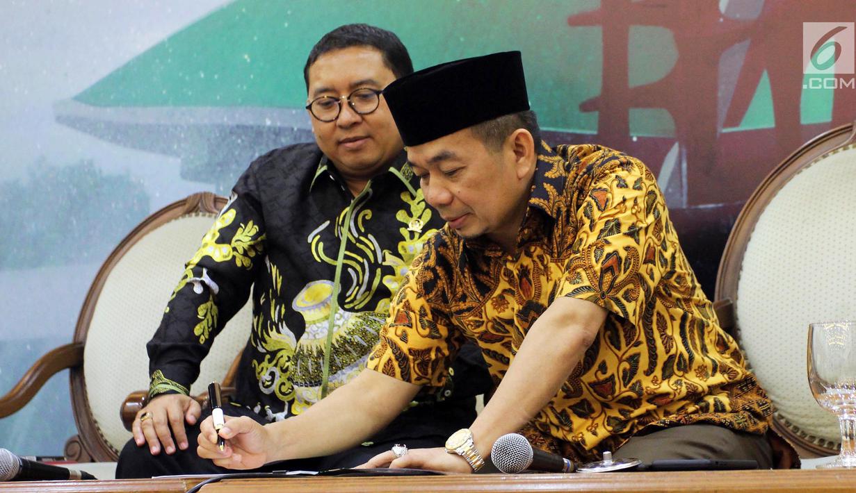 Wakil Ketua DPR dari Fraksi Gerindra Fadli Zon menyaksikan Ketua Fraksi PKS DPR Jazuli Juwaini menandatangani daftar pengusul Pansus Hak Angket Tenaga Kerja Asing saat konferensi pers, Jakarta, Senin (30/4). (Liputan6.com/Johan Tallo)