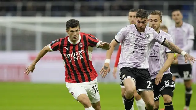 Serie A 2024/2025: Christian Pulisic (kiri) vs Iker Bravo dalam laga AC Milan vs Udinese di pekan 8 (c) AP Photo/Antonio Calanni