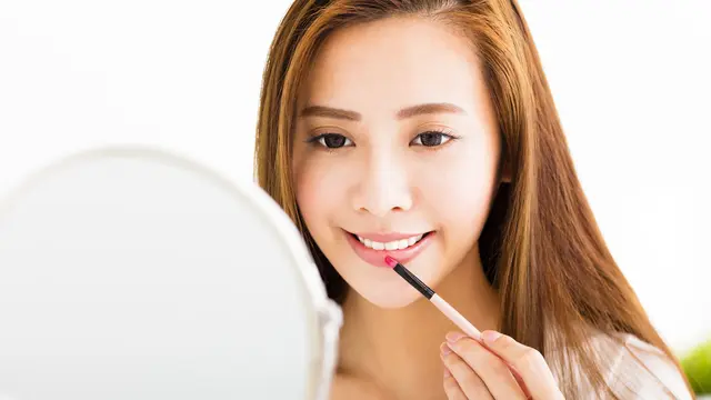 Tips Tampil Cantik dengan Lipstik Matte Seharian, Biar Nggak Repot Touch Up