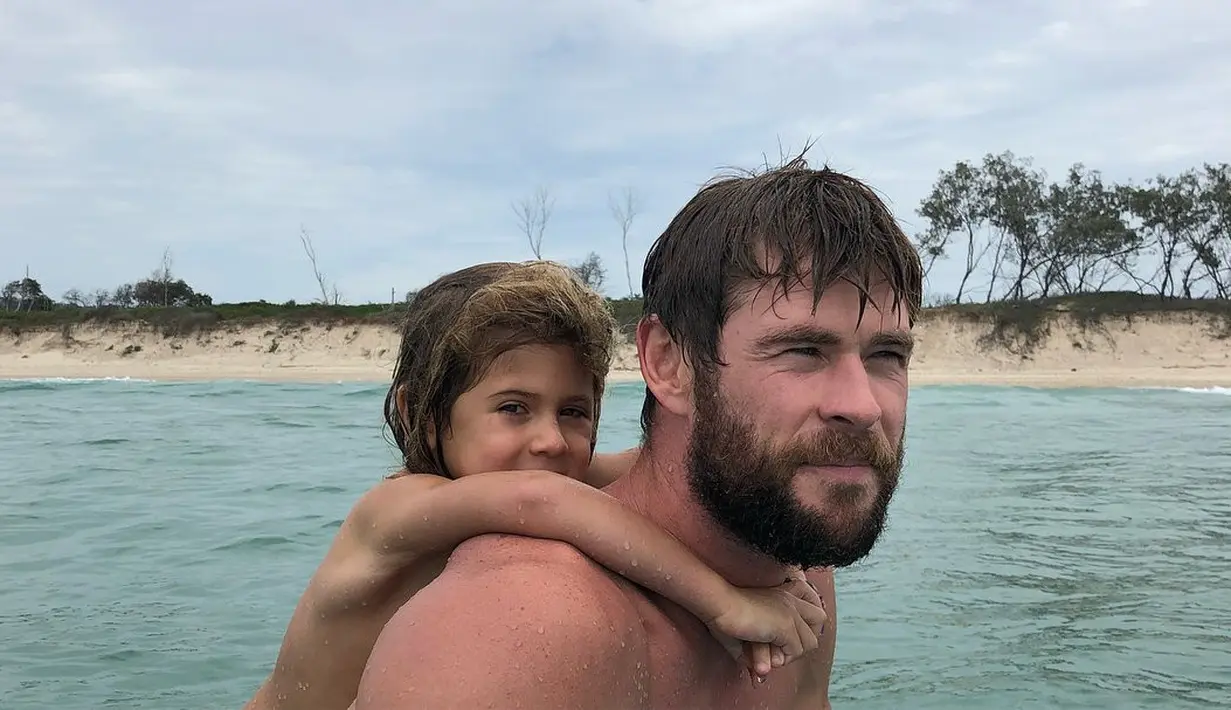 Chris Hemsworth baru saja merayakan ulang tahunnya yang ke 35. Ia pun mendapatkan kejutan dari sang anak. (twitter/chrishemsworth)