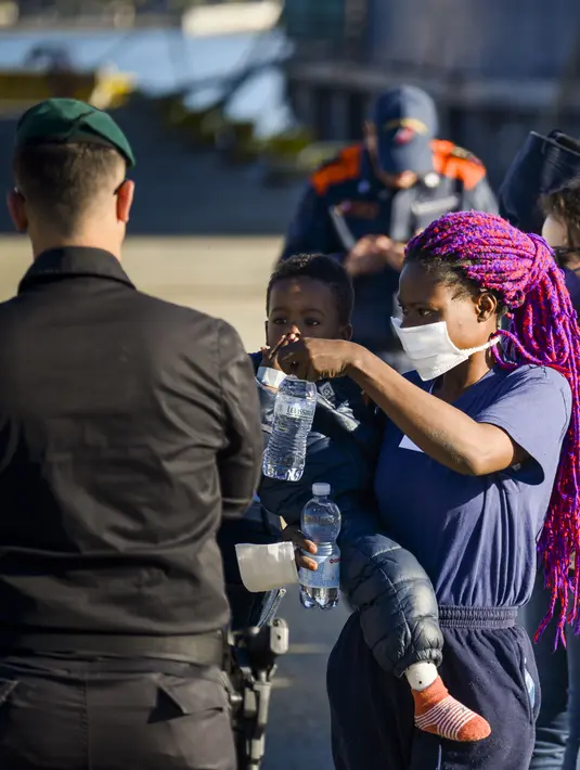Para migran turun dari kapal kemanusiaan Jerman Rise Above berlabuh di kota pelabuhan Italia selatan Reggio Calabria, Selasa (8/11/2022). Kelompok kemanusiaan Jerman Mission Lifeline mengatakan kapalnya berlabuh di Italia selatan Selasa pagi dan menurunkan 89 orang yang telah diselamatkannya di Mediterania tengah. (AP Photo/Valeria Ferraro)