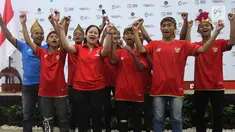 Menko Pembangunan Manusia dan Kebudayaan (PMK) Puan Maharani foto bersama timnas anak jalanan Garuda Baru di Jakarta, Selasa (8/5). Garuda Baru akan berlaga di Piala Dunia Anak Jalanan (Street Child World Cup/SCWC) 2018. (Liputan6.com/Angga Yuniar)