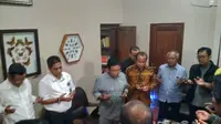 Mahfud MD berdoa sebelum menuju ke Restoran Pelantaran Menteng, Jakarta Pusat, Jumat (9/8/2018)