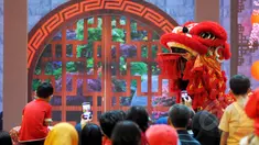 Sejumlah pemain barongsai beratraksi sekaligus berkeliling di Gandaria City Mall, Jakarta, Kamis (19/2/2015). Atraksi tersebut ditujukan untuk menghibur para pengunjung yang berbelanja saat libur imlek. (Liputan6.com/Andrian M Tunay)