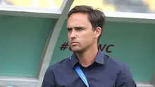 Pelatih anyar Persebaya Surabaya, Paul Munster, harus kecewa karena laga debutnya sebagai jurutaktik Bajul Ijo hanya berakhir imbang 1-1 melawan PSIS Semarang dalam laga tunda pekan 20 BRI Liga 1 2023/2024 di Stadion Gelora Bung Tomo, Surabaya, Selasa (30/1/2024). (Bola.com/Aditya Wany)