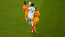 Pemain Senegal, Abdou Diallo berebut bola dengan dua pemain Belanda, Denzel Dumfries dan Vincent Janssen pada pertandingan grup A Piala Dunia 2022 Qatar di Stadion Al Thumama di Doha, Qatar, Senin (21/11/2022). Belanda menang atas Senengal dengan skor 2-0. (AP Photo/Thanassis Stavrakis)