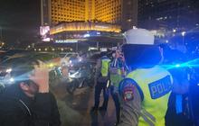 Malam Takbiran Lalu Lintas Bundaran HI Padat, Polisi Tegur Pemotor Tak Pakai Helm