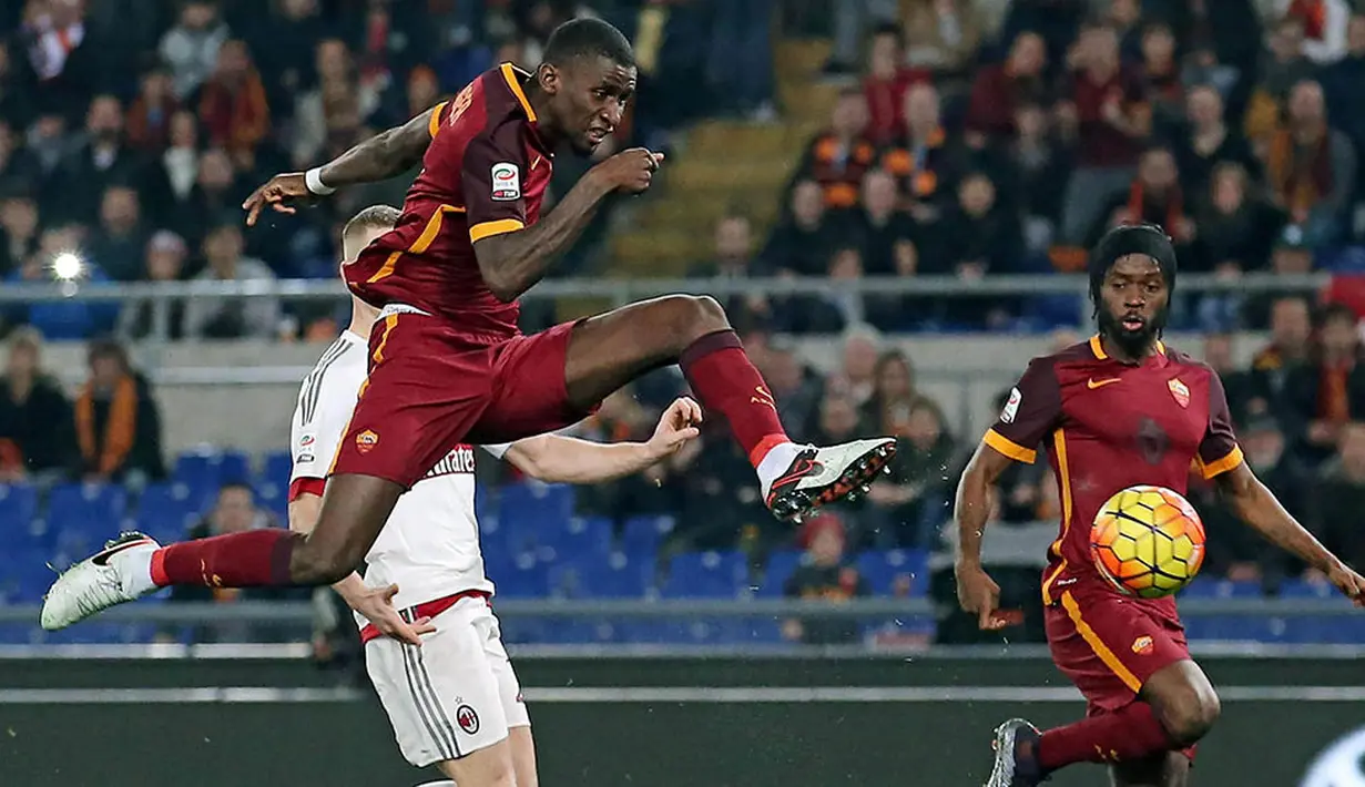 Proses terjadinya gol yang dicetak pemain Roma, Antonio Rudiger, ke gawang AC Milan pada laga Serie A di Stadion Olimpico, Italia, Sabtu (9/1/2016). Kedua tim bermain imbang 1-1. (EPA/Alessandro Di Meo)