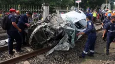 Petugas mengevakuasi mobil Honda Mobilio yang tertabrak KRL Commuterline KA 1077 (Bogor-Jakarta Kota) di kawasan Rawageni, Ratu Jaya, Cipayung, Depok, Jawa Barat, Rabu (20/4/2022). Kecelakaan yang terjadi di perlintasan sebidang itu menyebabkan terganggunya perjalanan KRL. (merdeka.com/Arie Basuki)