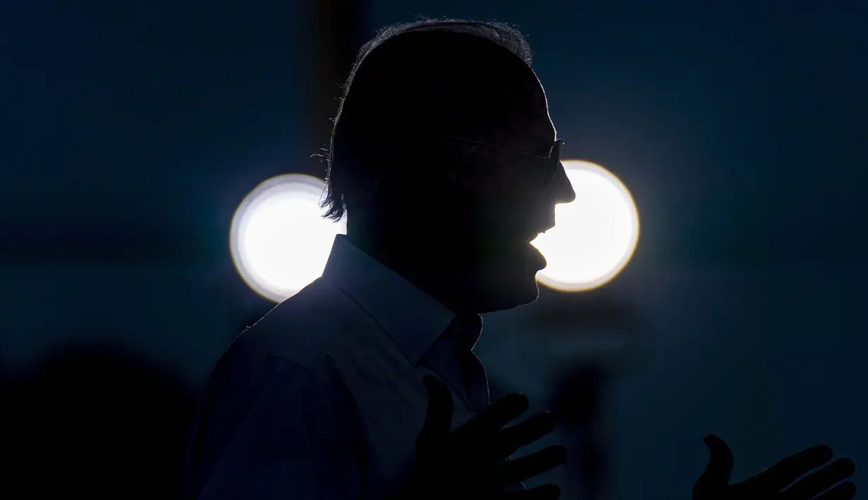 Calon presiden dari Partai Demokrat, mantan Wakil Presiden Joe Biden berbicara pada rapat umum drive-in di Broward College, Coconut Creek, Florida, Kamis (29/10/2020). (AP Photo/Andrew Harnik)