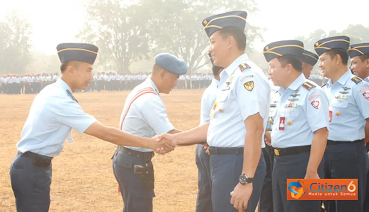 Personel Jajaran TNI Lanud Suryadarma melaksanakan Halal Bihalal di Lapangan Suryadarma Krida Kalijati, Selasa (6/9).  