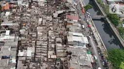 Lebih dari 200 rumah warga di Jalan Kebon Kosong, RW 05, Kemayoran, Jakarta Pusat, terbakar pada Selasa (10/12/2024) siang. (Liputan6.com/Herman Zakharia)