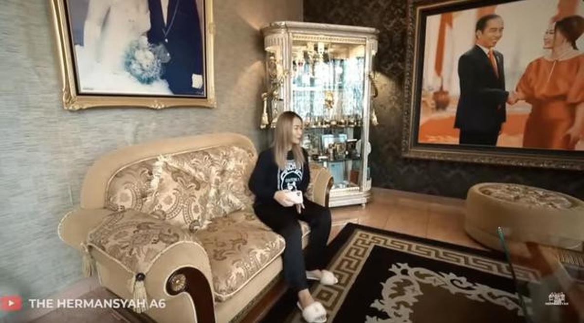 Potret Ruang Tamu Rumah Inul Daratista/Youtube/The Hermansyah A6