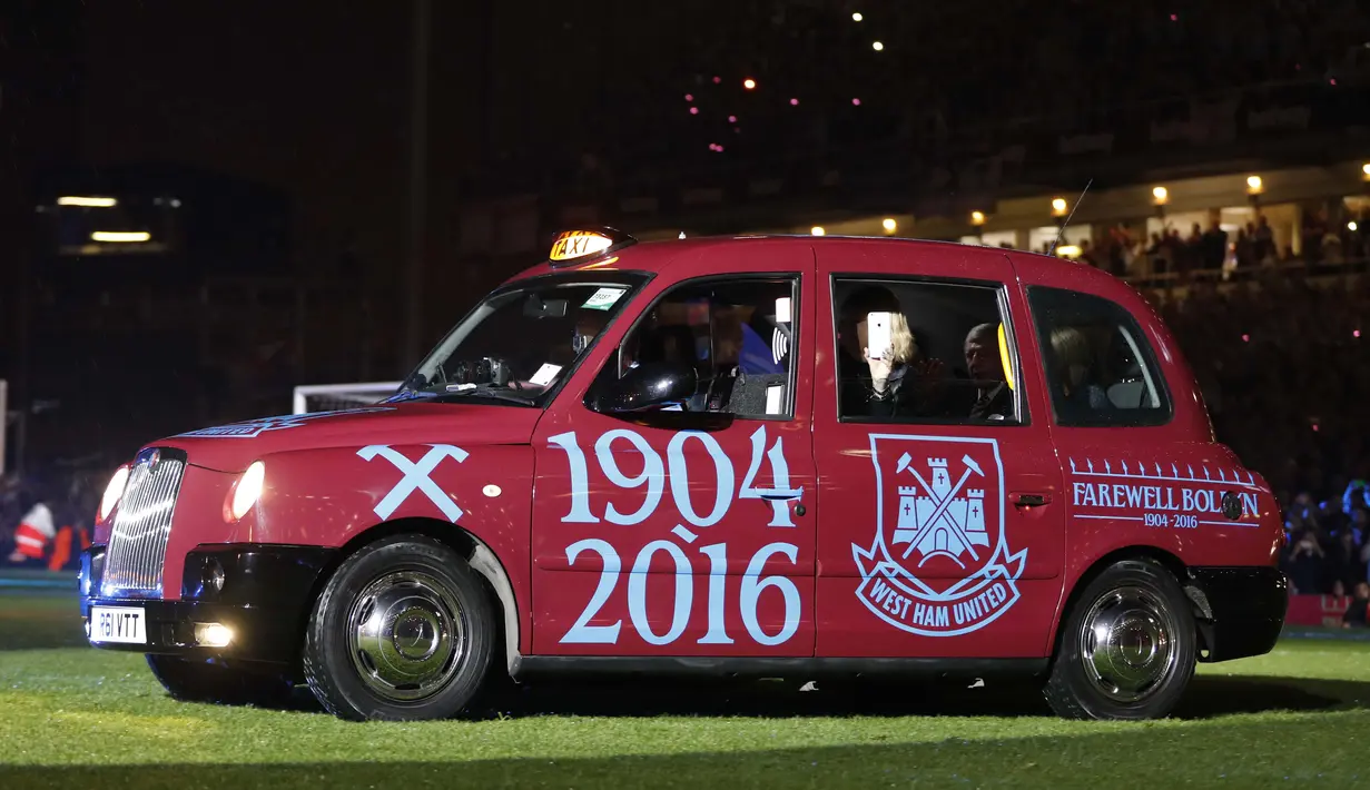 Sebuah taxi dengan penumpang mantan pemain West Ham Martin Peters mewarnai seremoni  'Farewell Boleyn' usai  laga melawan Machester United, (10/5/2016). (Action Images via Reuters/John Sibley)