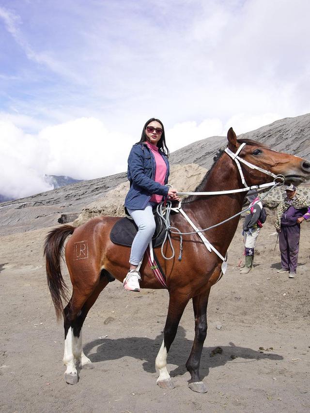 7 Potret Liburan Memes Prameswari di Bromo, Seru Berkuda di Lautan Pasir
