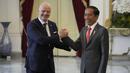 <p>Presiden RI, Joko Widodo menyambut kedatangan Presiden FIFA Gianni Infantino di Istana Merdeka, Jakarta, Selasa (18/10) siang WIB. (AP/Achmad Ibrahim)</p>