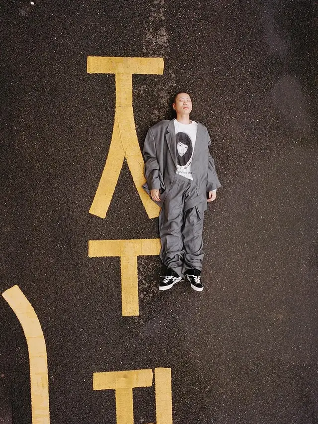 [Bintang] Editor Says: Anti Mainstream, Gaya Vokalis Band Ini Bikin Baper