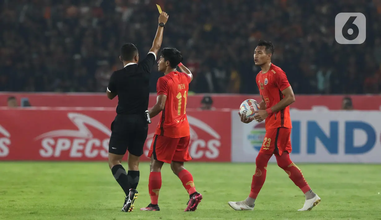 Laga kedua tim berlangsung ketat. (Liputan6.com/Helmi Fithriansyah)