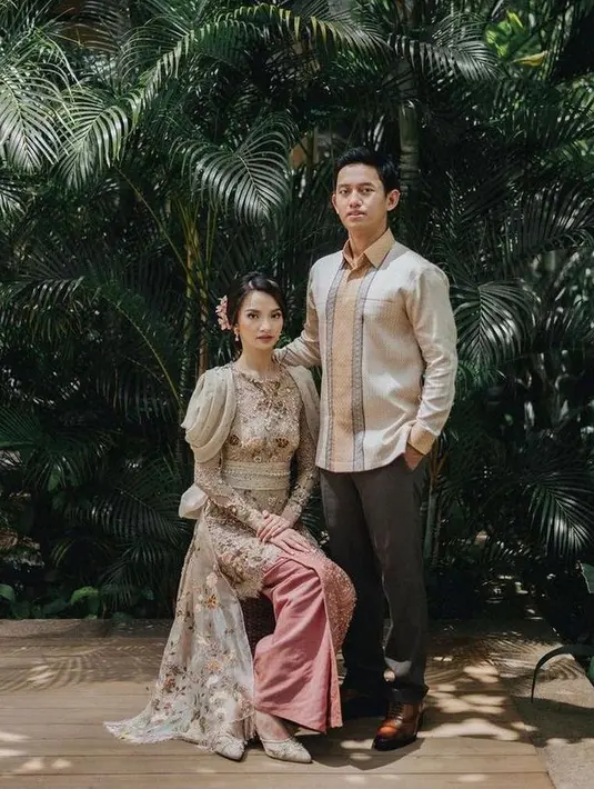 Pada kesempatan ini, Sabrina terlihat anggun dalam balutan kebaya modern dan bawahan songket. Sementara itu, sang kekasih Belva mengenakan kemeja yang dipadukan dengan celana warna gelap. (Instagram/suryaabduh).