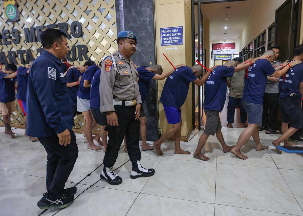 FOTO: Polisi Tetapkan 14 Tersangka Penyerangan Polres dan Polsek di Jakarta Timur
