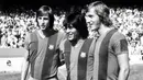 Legenda sepak bola dunia Johan Cruyff (kiri) sempat menggunakan jersey nomor 14 saat bermain untuk Barcelona pada 1973-1978. (AFP/AFP FILES/STF)