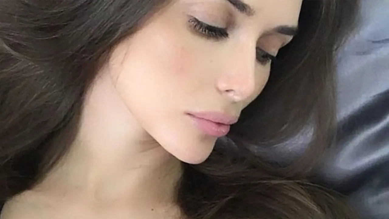 [Bintang] Salah Pasang Implan, Payudara Selebgram Cantik Ini Malah Jadi Kotak