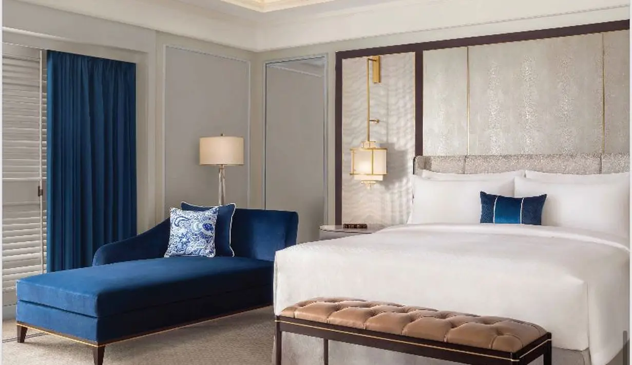 Tersedia juga paket menginap bersama pasangan di kamar yang super romantis. Paket menginap ini termasuk sarap ini Bel Étage, satu kali afternoon tea untuk dua orang di The Drawing Room, set up tatanan romantis di dalam kamar di hari kedatangan, Late check out hingga jam 2 siang, butler service selama 24 jam. / Foto dok: The St. Regis Jakarta.