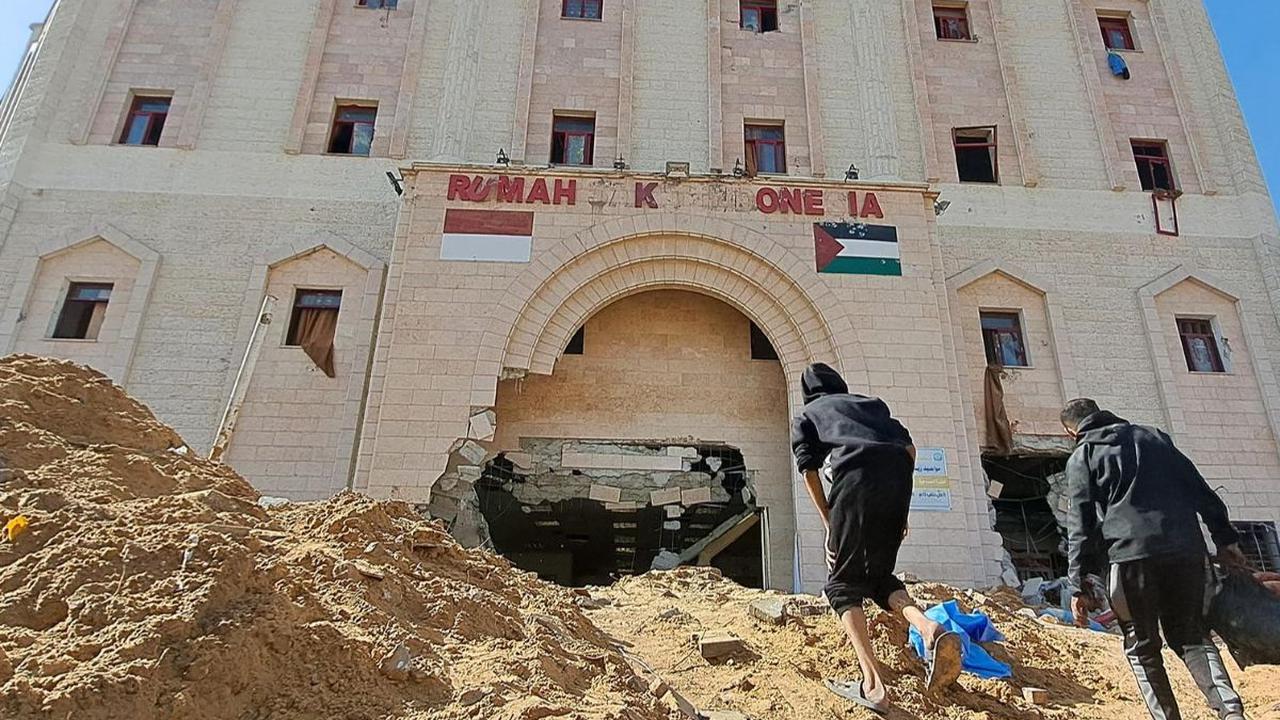 Rumah Sakit (RS) Indonesia, fasilitas medis terbesar dan terakhir di Jalur Gaza bagian utara, hancur setelah penyerbuan dan pengepungan berhari-hari oleh pasukan zionis Israel. Bahkan, RS yang pembangunannya didanai oleh masyarakat Indonesia itu kemungkin