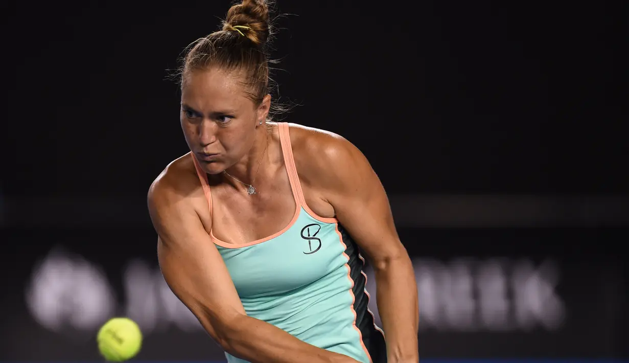 Otot tangan Kateryna Bondarenko terlihat saat mengembalikan bola kearah petenis Swiss, Belinda Bencic pada hari ke-5 turnamen tenis Australian Open 2016  di Melbourne, Jumat (22/1/2016). (AFP/Greg Wood)