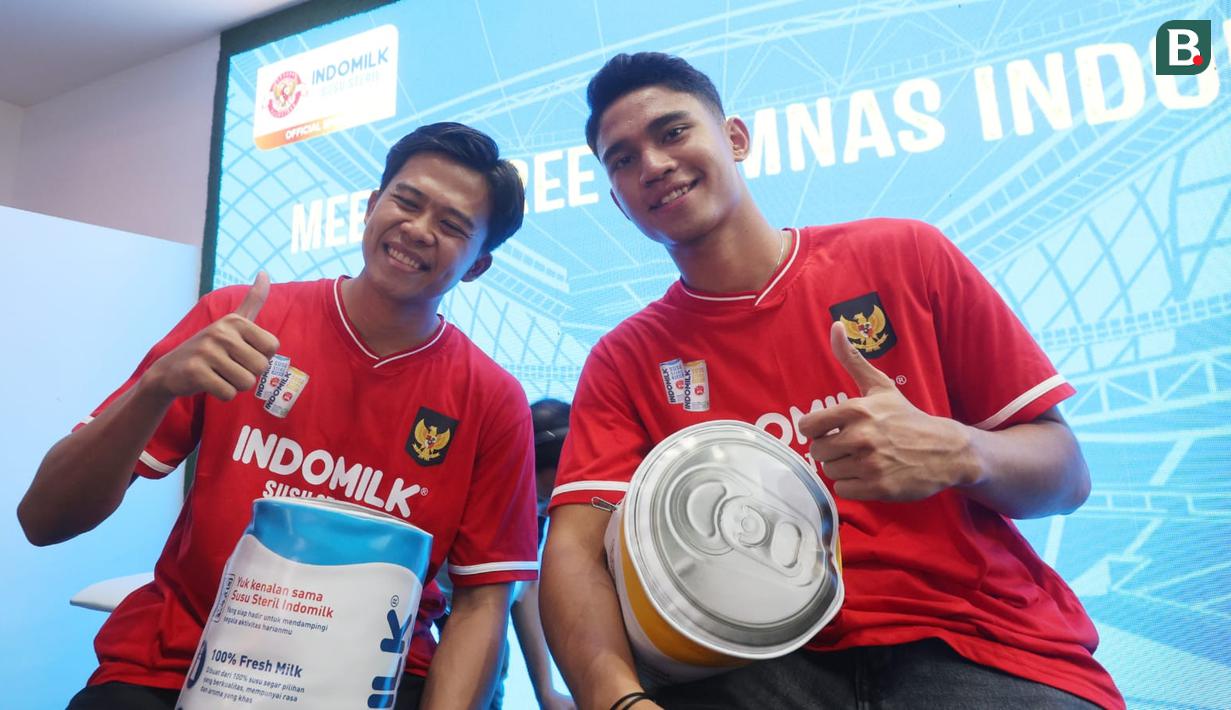 <p>Dua pemain Timnas Indonesia, Edo Febriansyah (kiri) dan Marselino Ferdinan saat acara Meet and Greet PSSI di Rumah Indofood Jakarta Fair 2024, Kemayoran, Jakarta, Kamis (4/7/2024). (Bola.com/M Iqbal Ichsan)</p>
