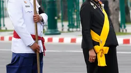 Putri Thailand, Maha Chakri Sirindhorn berbaris saat mengikuti prosesi kremasi almarhum Raja Bhumibol Adulyadej di Bangkok, Thailand (26/10). Maha Chakri Sirindhorn, merupakan putri sulung dari Raja Bhumibol dan Ratu Sirikit. (AP Photo/Sakchai Lalit)