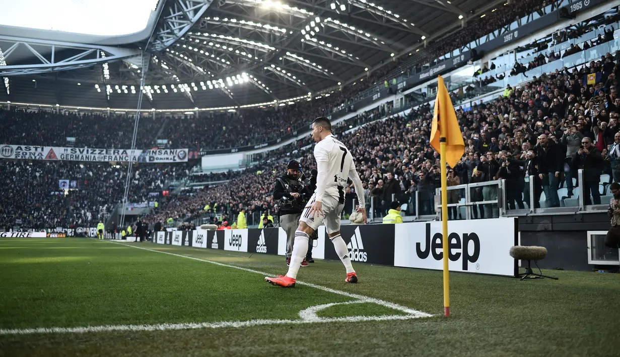 Striker Juventus, Cristiano Ronaldo, melakukan selebrasi usai membobol gawang Sampdoria pada laga Serie A di Stadion Allianz, Turin, Sabtu (29/12). (AFP/Marco Bertorello)