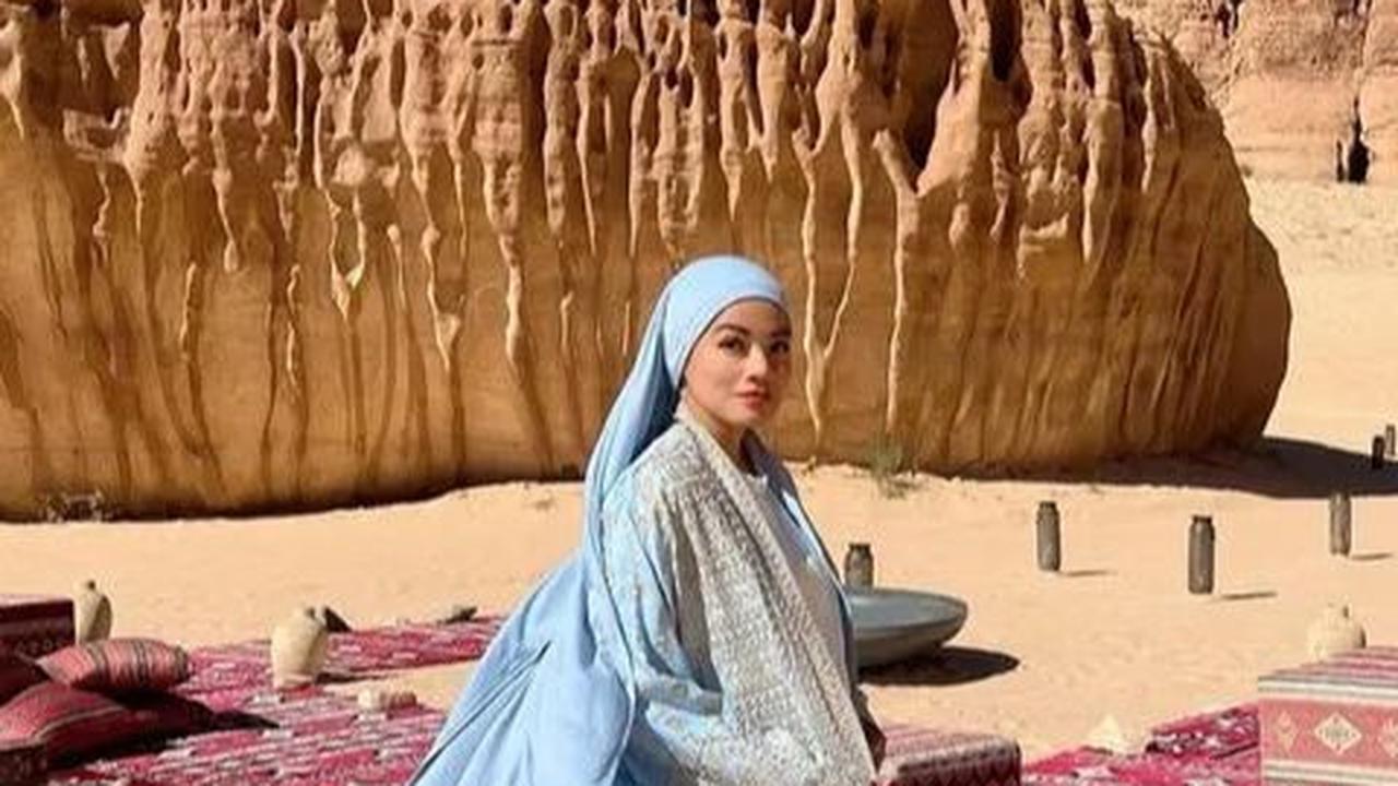 5. Pada kesempatan sebelumnya, Titi Kamal memukau dengan gamis dan turban, menciptakan gaya Arabian yang mempesona.
