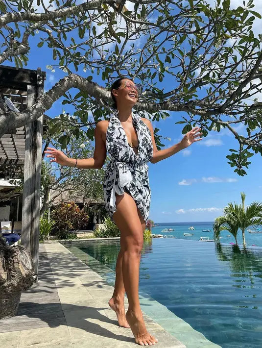 Indah Kalalo mengkreasikan look tropisnya dengan menggunakan Ikat Sarong dari Je Suis Flirt. Oversized Ikat Sarong ini membungkus bikini yang dikenakan Indah Kalalo.