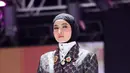 Ia mengenakan setelan blazer dan celana panjang bernuansa hitam dengan motif monogram khas Vivi Zubedi yang memberikan kesan mewah dan modern. [@vivizubedi].