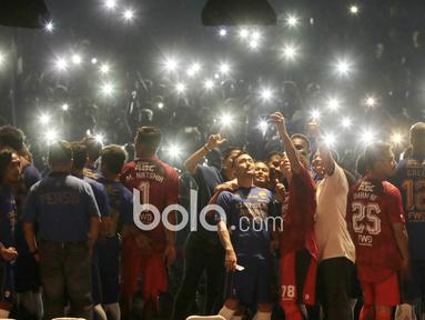 Para pemain Persib Bandung berfoto dengan latar Bobotoh saat peluncuran tim di Stadion Siliwangi, Bandung, Minggu (2/4/2017). Peluncuran tim ini menandai kesiapan Persib menghadapi Liga 1 Indonesia. (Bola.com/Nicklas Hanoatubun)
