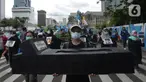 Aktivis berbagai elemen saat berunjuk rasa memperingati Hari HAM Sedunia di Patung Kuda, Jakarta, Kamis (10/12/2020). Pada Hari HAM Sedunia 2020, diharapkan mampu mengatasi kegagalan yang diekspos dan dieksploitasi oleh COVID-19. (merdeka.com/Imam Buhori)