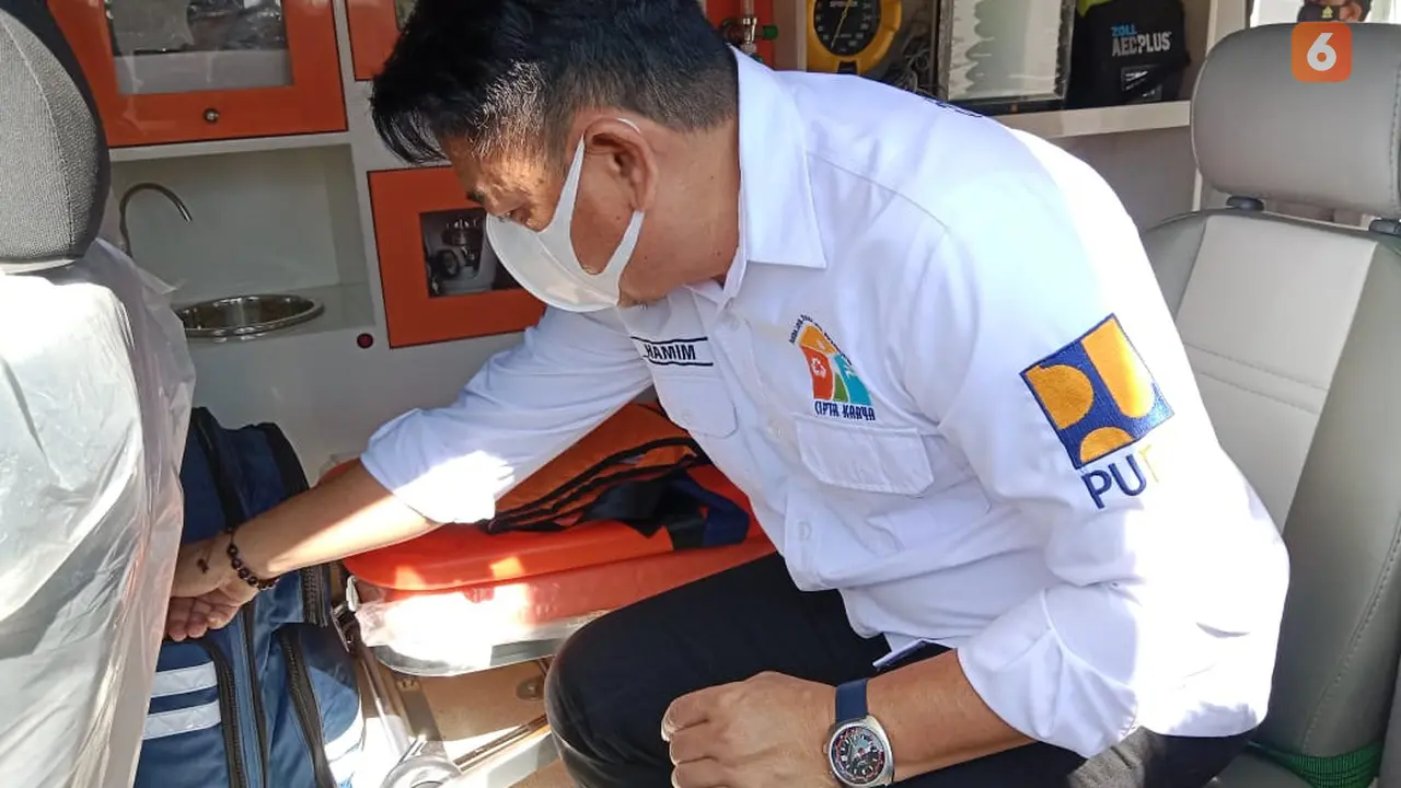 Bupati Bone Bolango Hamim Pou saat melakukan uji coba mobil Public Safety Center (PSC) 119 (Arfandi/Liputan6.com)