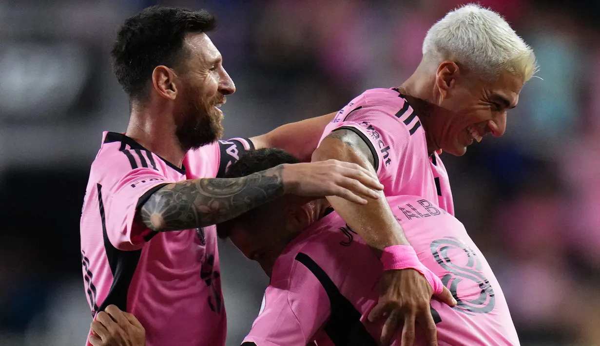 Pemain Inter Miami, Jordi Alba (tengah) melakukan selebrasi bersama Lionel Messi (kiri) dan Luis Suarez (kanan) setelah mencetak gol kemenangan timnya ke gawang Atlanta United pada laga leg pertama semifinal Wilayah Timur Piala Major League Soccer (MLS) Amerika yang berlangsung di Chase Stadium, Fort Lauderdale, Florida, Sabtu (26/10/2024) WIB. (AFP/Rich Storry)