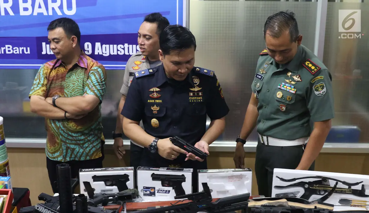 Petugas melihat airsoft gun saat Pemusnahan Barang Milik Negara Eks Kepabeanan dan Cukai, Kantor Bea Cukai Pasar Baru, Jakarta, Jumat (9/8/2019). Total 7972 pcs barang dimusnahkan dari tujuh item barang yang melanggar aturan dan disita sejak 2016 hingga awal 2018. (Liputan6.com/Helmi Fithriansyah)