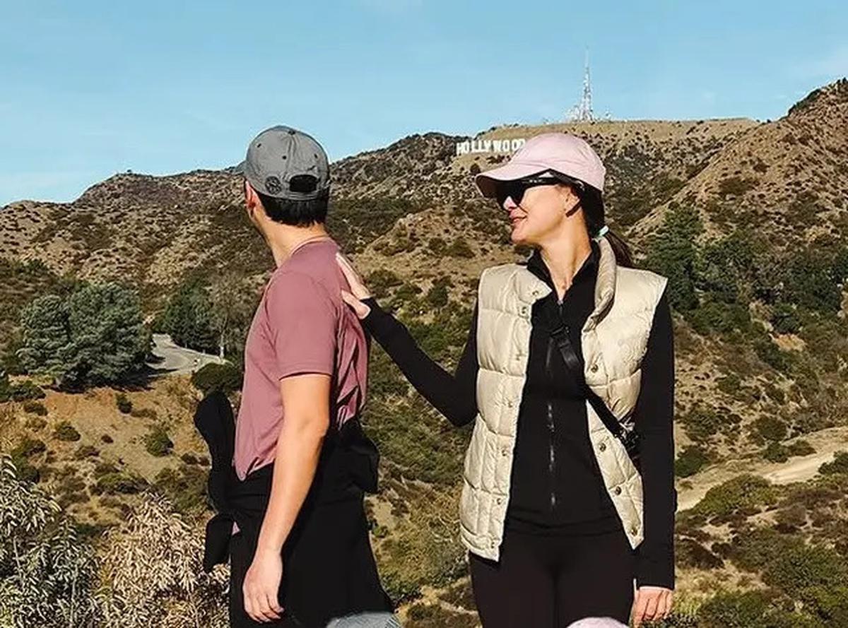 6 Potret Tampilan Luna Maya hingga Ussy Sulistiawaty Bersama Keluarga Berfoto di Depan Hollywood Sign, Sebelum Kebakaran di Los Angeles
