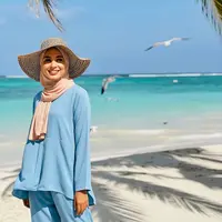 Outfit ke Pantai Hijab Simple by Meta AI
