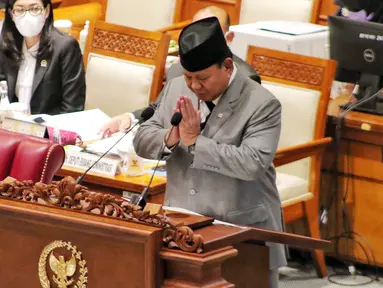 Menteri Pertahanan Prabowo Subianto memberikan isyarat saat mengikuti rapat paripurna bersama DPR di Jakarta, Selasa (6/12/2022). DPR RI menyetujui Rancangan Undang-Undang (RUU) tentang Pengesahan Perjanjian Antara Pemerintah Republik Indonesia dan Pemerintah Republik Singapura tentang Ekstradisi Buronan menjadi Undang-Undang. (Liputan6.com/Angga Yuniar)