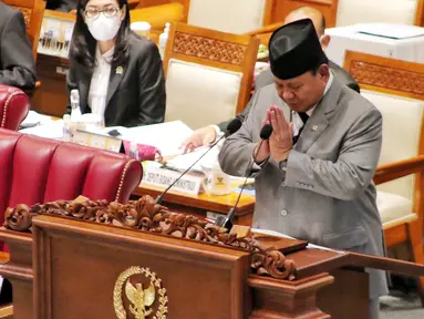 Menteri Pertahanan Prabowo Subianto memberikan isyarat saat mengikuti rapat paripurna bersama DPR di Jakarta, Selasa (6/12/2022). DPR RI menyetujui Rancangan Undang-Undang (RUU) tentang Pengesahan Perjanjian Antara Pemerintah Republik Indonesia dan Pemerintah Republik Singapura tentang Ekstradisi Buronan menjadi Undang-Undang. (Liputan6.com/Angga Yuniar)