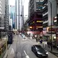 Suasana Hong Kong dari atas TramOramic yang melewati area-area sibuk (Liputan6.com/Komarudin)
